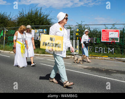 Blackpool, Lancashire, UK. 24. Juli 2019. Anti-fracking & Klimawandel Demonstranten Streikposten die Cuadrilla Shale Gas fracking Website an wenig Plumpton auf Preston neue Straße nr Blackpool. Die umstrittene Hydraulic Fracturing (auch Fracking, Hydro-fracturing oder Hydrofracking) ist ein gut Stimulation Technik, in der Rock durch eine unter Druck stehende, jetzt flüssige gebrochen ist gefangen Shale Gas unter dem Rock zu lösen. Credit: cernan Elias/Alamy leben Nachrichten Stockfoto