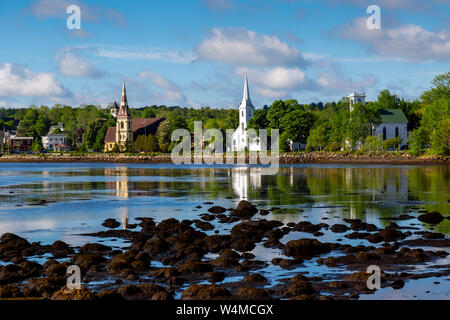 Drei Kirchen entlang der Uferpromenade in der Mahone Bay, Nova Scotia, Kanada. Stockfoto