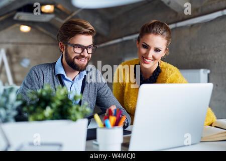 Kreative Webdesigner workig zusammen auf neue Website Projekt im Büro Stockfoto