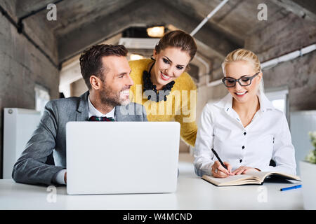 Gruppe von Unternehmen, die Menschen sprechen im Büro Stockfoto