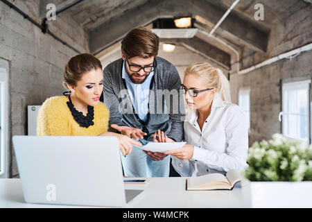 Wütend Geschäft Leute diskutieren im Büro, Mitarbeiter Konflikt Stockfoto