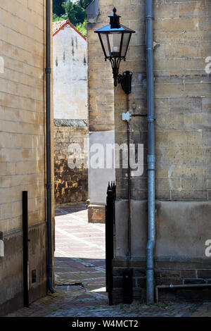 Kleine Tor und Gasse in Valkenburg in Limburg in den Niederlanden Stockfoto