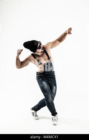 Rapper mit Kopfhörern und dunkle Gläser führt eine Rap und Breakdance. Foto auf einem hellen Hintergrund und hat einen leeren Raum für Ihren Text Stockfoto
