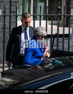 London, Großbritannien. 24. Juli, 2019. Der britische Premierminister Theresa May Blätter 10 Downing Street zu Ihrem letzten Ministerpräsidenten Fragen am Unterhaus in London, Großbritannien am 24. Juli 2019. Credit: Han Yan/Xinhua/Alamy leben Nachrichten Stockfoto