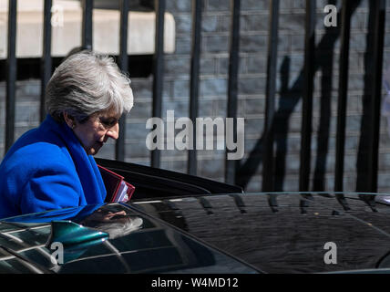 London, Großbritannien. 24. Juli, 2019. Der britische Premierminister Theresa May Blätter 10 Downing Street zu Ihrem letzten Ministerpräsidenten Fragen am Unterhaus in London, Großbritannien am 24. Juli 2019. Credit: Han Yan/Xinhua/Alamy leben Nachrichten Stockfoto