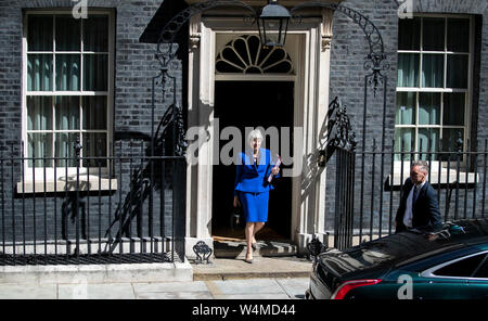 London, Großbritannien. 24. Juli, 2019. Der britische Premierminister Theresa May Blätter 10 Downing Street zu Ihrem letzten Ministerpräsidenten Fragen am Unterhaus in London, Großbritannien am 24. Juli 2019. Credit: Han Yan/Xinhua/Alamy leben Nachrichten Stockfoto