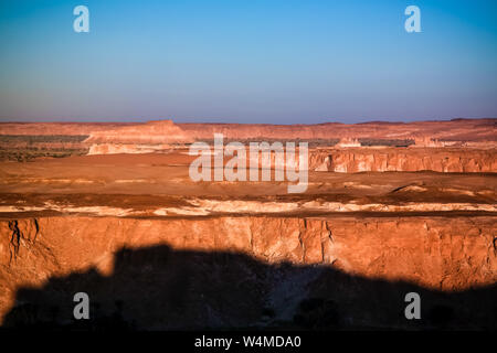 Antenne Panoramablick auf die Landschaft in der Nähe von Boukkou See Gruppe von Ounianga Serir Seen bei Sonnenaufgang, Ennedi, Tschad Stockfoto