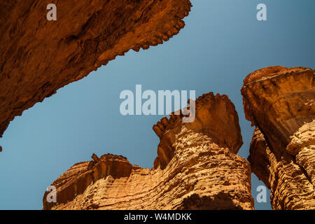 Bottom-up-Sicht zu abstrakten Felsformation am Plateau Ennedi aka Stone Forest, Tschad Stockfoto