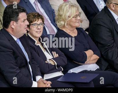 24 Juli 2019, Berlin: Annegret Kramp-Karrenbauer (M), die CDU-Vorsitzende und Verteidigungsminister, spricht mit Hubertus Heil (l, SPD), Minister für Arbeit und Soziale Angelegenheiten, auf einer Sondersitzung des Bundestages im Paul-Löbe-Haus. Während der 109. Sitzung des Bundestages, der neue Verteidigungsminister Kramp-Karrenbauer (CDU) vereidigt. Kramp-Karrenbauer in einer Erklärung der Regierung berechtigt, namens "In Verantwortung für die Zukunft Deutschlands. Für eine starke Bundeswehr in einer sich ändernden Welt" zum ersten Mal die Schwerpunkte ihrer Arbeit zu nennen. Foto: Michael Kappeler/dpa Stockfoto