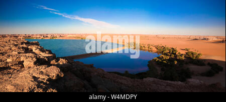 Sonnenuntergang Antenne Panoramablick auf Yoa See Gruppe von Ounianga Kebir Seen, Ennedi, Tschad Stockfoto