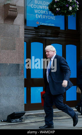 London, Großbritannien. 1. Okt 2017. Diese Datei Foto aufgenommen am Okt. 1, 2017 zeigt dann der britische Außenminister Boris Johnson anreisen, für den ersten Tag der Konservativen Partei Jährliche Konferenz 2017 in Manchester, Großbritannien. Der ehemalige britische Außenminister und ex-Bürgermeister von London, Boris Johnson, der Führer der regierenden Konservativen Partei am Dienstag gewählt wurde und Premierminister des Landes zu werden. Credit: Han Yan/Xinhua/Alamy leben Nachrichten Stockfoto