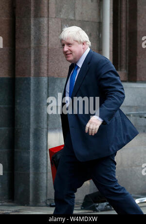 London, Großbritannien. 1. Okt 2017. Diese Datei Foto aufgenommen am Okt. 1, 2017 zeigt dann der britische Außenminister Boris Johnson anreisen, für den ersten Tag der Konservativen Partei Jährliche Konferenz 2017 in Manchester, Großbritannien. Der ehemalige britische Außenminister und ex-Bürgermeister von London, Boris Johnson, der Führer der regierenden Konservativen Partei am Dienstag gewählt wurde und Premierminister des Landes zu werden. Credit: Han Yan/Xinhua/Alamy leben Nachrichten Stockfoto