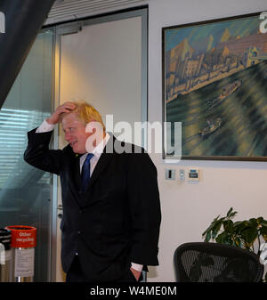 London, Großbritannien. 18. Juni 2015. Diese Datei Foto am 18. Juni, 2015 zeigt dann Londoner Bürgermeister Boris Johnson in seinem Büro in London, Großbritannien. Der ehemalige britische Außenminister und ex-Bürgermeister von London, Boris Johnson, der Führer der regierenden Konservativen Partei am Dienstag gewählt wurde und Premierminister des Landes zu werden. Credit: Han Yan/Xinhua/Alamy leben Nachrichten Stockfoto