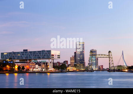 Rotterdam, Niederlande - 22 Juli, 2019: Twilight Stadtbild von Rotterdam mit der Unilever Gebäude auf der linken Seite, De Hef in der Mitte und die Erasmus-b Stockfoto