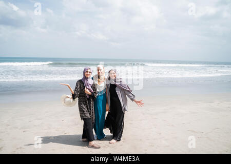 Multiethnischen verschleierte Frauen genießen Urlaub Stockfoto