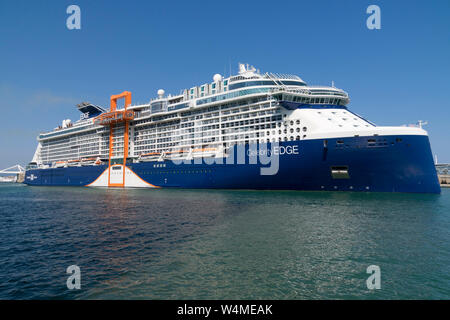 Abfahrt des Prominenten Kante Kreuzfahrt aus dem Hafen von Barcelona. Stockfoto