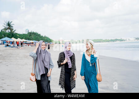 Multiethnischen verschleierte Frauen genießen Urlaub Stockfoto