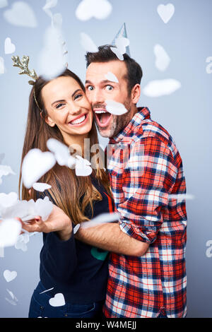 Portrait von freudiges Paar lustige Weihnachten Kleidung tragen und Kamera Stockfoto