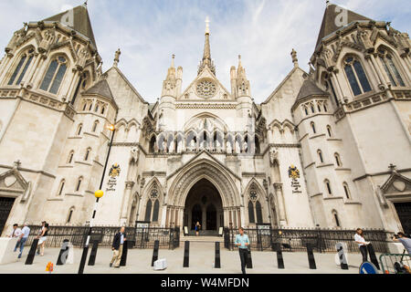 Royal Courts of Justice verzierten viktorianischen gotischen Bau, der 1882 eröffnet wurde, mit einem hohen - Großer Saal und Gerichte decken. Stockfoto