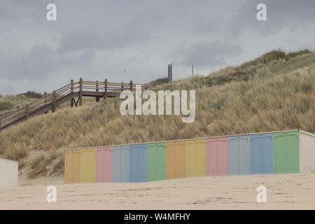 Pastellfarbenen Strand Kabinen vor den Dünen am Strand von Domburg, Holland Stockfoto