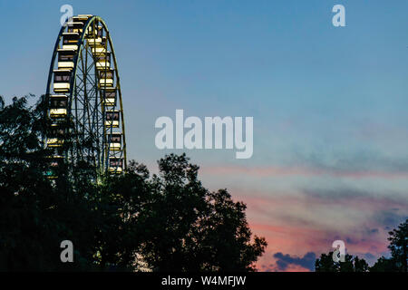 Budapest, Ungarn - 05.Juli 2019: leuchtenden Riesenrad bei Nacht Stadt. Budapest bei Nacht. Sziget Auge. Das neue Riesenrad eröffnet am Erzsébet Squ Stockfoto