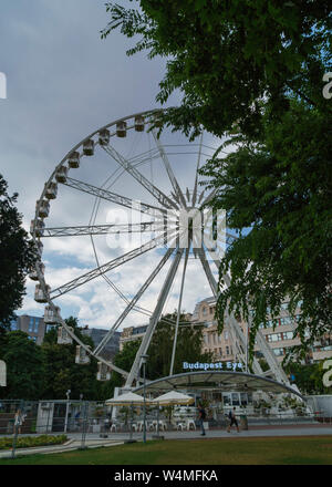 Budapest, Ungarn - 05.Juli 2019: leuchtenden Riesenrad bei Nacht Stadt. Budapest bei Nacht. Sziget Auge. Das neue Riesenrad eröffnet am Erzsébet Squ Stockfoto