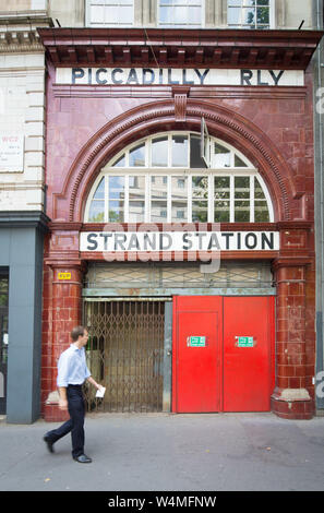 PICCADILLY Bahnhof STRAND STATION Aldwych ist eine geschlossene Station der Londoner U-Bahn, in der Stadt von Westminster in London. Es war Stockfoto