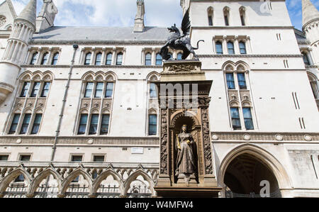 Royal Courts of Justice verzierten viktorianischen gotischen Bau, der 1882 eröffnet wurde, mit einem hohen - Großer Saal und Gerichte decken. Stockfoto