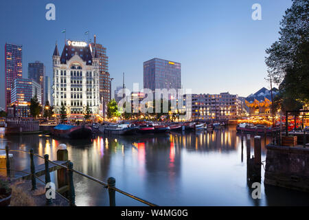 Rotterdam, Niederlande - 26 Juni, 2019: Dämmerung Blick auf die Oude Haven in Rotterdam mit landmark Het Witte Huis auf der linken Seite und die berühmte Cube Stockfoto