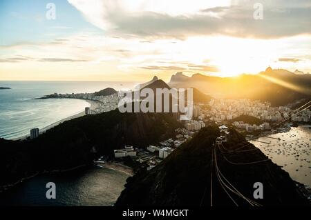 Luftaufnahme eines Stadtgebäudes in der Nähe der Berge und Meer bei Sonnenaufgang Stockfoto