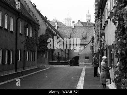 1521 von Jakob Fugger, Die "Fuggerei" gegründet - hier am 18.9.1973 in Augsburg genommen - ist die älteste Sozialsiedlung der Welt und wird zum Teil noch heute verwendet. che genutzt. | | Verwendung weltweit Stockfoto