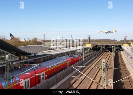 Düsseldorf, Deutschland - März 24, 2019: Bahnhof am Flughafen Düsseldorf (DUS) in Deutschland. | Verwendung weltweit Stockfoto
