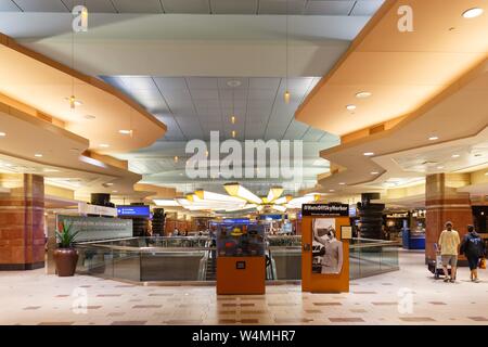 Phoenix, Arizona - April 8, 2019: Terminal 4 am Flughafen Phoenix Sky Harbor (PHX) in den Vereinigten Staaten. | Verwendung weltweit Stockfoto