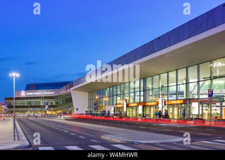 Warschau, Polen - 26. Mai 2019: Terminal des Flughafen Warschau (WAW) in Polen. | Verwendung weltweit Stockfoto