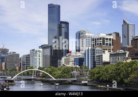 Panoramablick über den Fluss Yarra, Wolkenkratzer und der Evan Walker Brücke im Stadtzentrum von Melbourne entfernt. Die fußgängerbrücke an der Southbank Promenade, 1992 erbaut, verbindet den Norden und den Süden Banken. (17. Januar 2016) | Verwendung weltweit Stockfoto