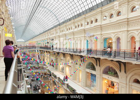 Leute im Kaufhaus GUM in Moskau, Russland Stockfoto