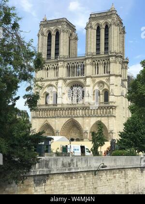 Die Kathedrale Notre Dame in Paris im Rahmen der Instandsetzung nach dem es schlecht von einem riesigen Feuer beschädigt wurde. Vor drei Monaten, am 15. April 2019, zu einem verheerenden Brand durch die Kathedrale Notre Dame de Paris zerrissen. | Verwendung weltweit Stockfoto