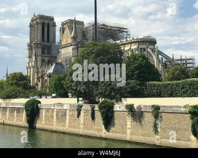 Die Kathedrale Notre Dame in Paris im Rahmen der Instandsetzung nach dem es schlecht von einem riesigen Feuer beschädigt wurde. Vor drei Monaten, am 15. April 2019, zu einem verheerenden Brand durch die Kathedrale Notre Dame de Paris zerrissen. | Verwendung weltweit Stockfoto