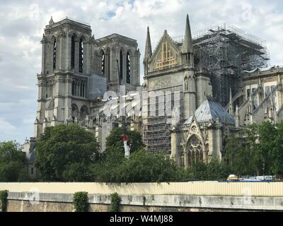 Die Kathedrale Notre Dame in Paris im Rahmen der Instandsetzung nach dem es schlecht von einem riesigen Feuer beschädigt wurde. Vor drei Monaten, am 15. April 2019, zu einem verheerenden Brand durch die Kathedrale Notre Dame de Paris zerrissen. | Verwendung weltweit Stockfoto