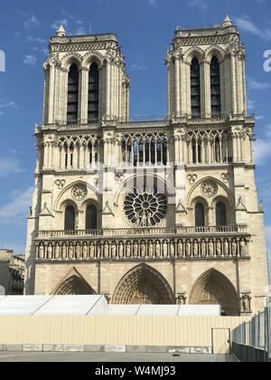 Die Kathedrale Notre Dame in Paris im Rahmen der Instandsetzung nach dem es schlecht von einem riesigen Feuer beschädigt wurde. Vor drei Monaten, am 15. April 2019, zu einem verheerenden Brand durch die Kathedrale Notre Dame de Paris zerrissen. | Verwendung weltweit Stockfoto