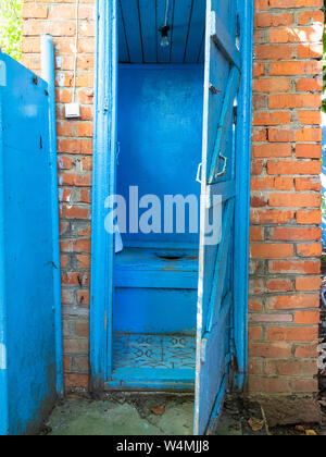 Ländliche brick shithouse mit offener Tür Stockfoto