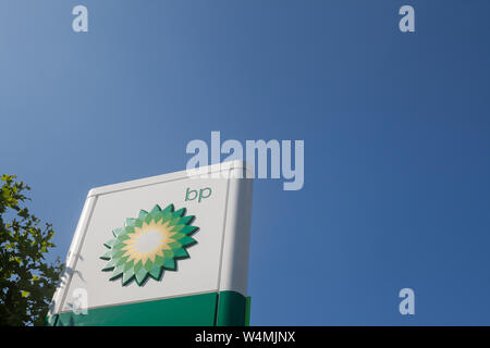 LYON, Frankreich - 17. JULI 2019: BP Logo vor einer Ihrer Tankstelle in Lyon. BP, oder British Petroleum, ist ein britischer Corporation produziert und s Stockfoto