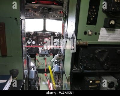 Ansicht der Bedienelemente im Cockpit dem Piloten eines RAF-Dakota, Douglas DC3 Stockfoto