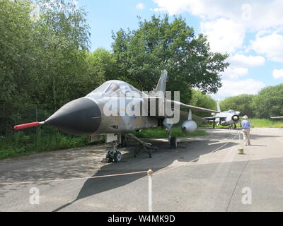 Yorkshire Air Museum hat viele militärische Flugzeuge, einschließlich dieser Tornado Kampfjet, die im Golfkrieg dienten. Stockfoto