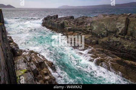 Spektakuläre Klippen auf Dunmanus Bay Stockfoto