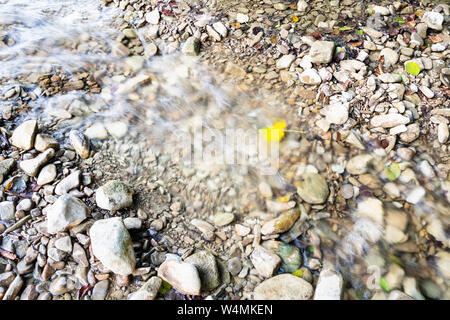 Natürliche Hintergrund - Wasserfluss in der wasserlauf der Berg kleiner Fluss im Kaukasus (Abin Fluss in Abinsky Bezirk in der Region Krasnodar Region Krasnodar Kr Stockfoto