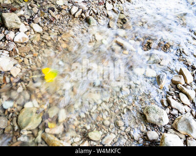 Natürliche Hintergrund-Stream in wasserlauf von Berg kleiner Fluss im Kaukasus (Abin Fluss in Abinsky Bezirk in der Region Krasnodar Region Krasnodar o Stockfoto