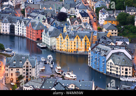 Alesund Luftaufnahme der Architektur die Skyline in der Dämmerung, in Norwegen Stockfoto