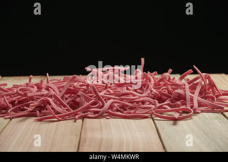 Home Tomaten rote Nudeln auf einem Holztisch Hintergrund. Stockfoto