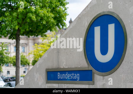 Berlin, Deutschland - Juli 07, 2019: Eingang der undergroundstation 'Bundestag' mit der 'Reichstag' parlamentarischer Gebäude im Hintergrund Stockfoto